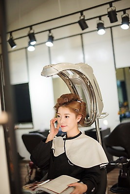 포토 JPG 우먼라이프 응시 여자 실내 한명 웃음 앉기 상반신 20대 성인 옆모습 뷰티 기계 한국인 파마 잡지 미용실 헤어롤 머리손질 성인여자한명만 가온기 국내포토 1 라이프스타일 헤어스타일 시선 뷰포인트 모션 표정 사람 동양인 청년 내부 간행물 미용용품 뷰티샵 여자한명만 성인여자만 파일형식