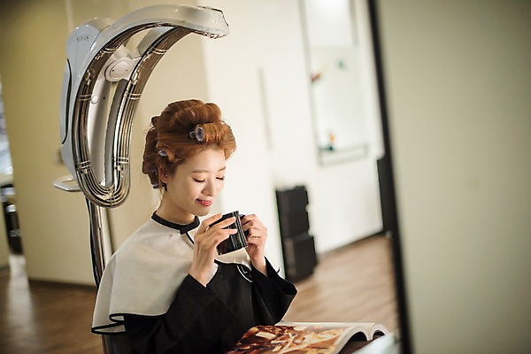 포토 JPG 우먼라이프 응시 여자 커피 실내 한명 웃음 앉기 상반신 20대 성인 옆모습 뷰티 눈감음 기계 한국인 파마 잡지 미용실 헤어롤 머리손질 성인여자한명만 가온기 국내포토 1 라이프스타일 헤어스타일 시선 음료 뷰포인트 모션 표정 사람 동양인 청년 내부 간행물 미용용품 뷰티샵 여자한명만 성인여자만 파일형식