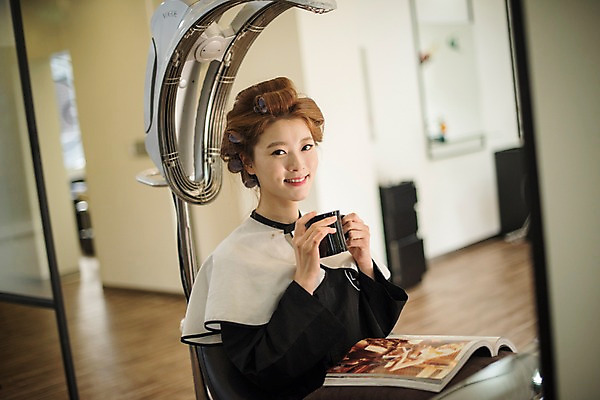 포토 JPG 우먼라이프 응시 여자 커피 실내 한명 웃음 앉기 상반신 20대 성인 앞모습 뷰티 기계 한국인 파마 잡지 미용실 헤어롤 머리손질 성인여자한명만 가온기 국내포토 1 라이프스타일 헤어스타일 시선 음료 뷰포인트 모션 표정 사람 동양인 청년 내부 간행물 미용용품 뷰티샵 여자한명만 성인여자만 파일형식