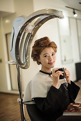 포토 JPG 우먼라이프 응시 여자 실내 한명 웃음 앉기 상반신 20대 성인 앞모습 뷰티 기계 한국인 파마 잡지 미용실 헤어롤 머리손질 성인여자한명만 가온기 국내포토 1 라이프스타일 헤어스타일 시선 뷰포인트 모션 표정 사람 동양인 청년 내부 간행물 미용용품 뷰티샵 여자한명만 성인여자만 파일형식