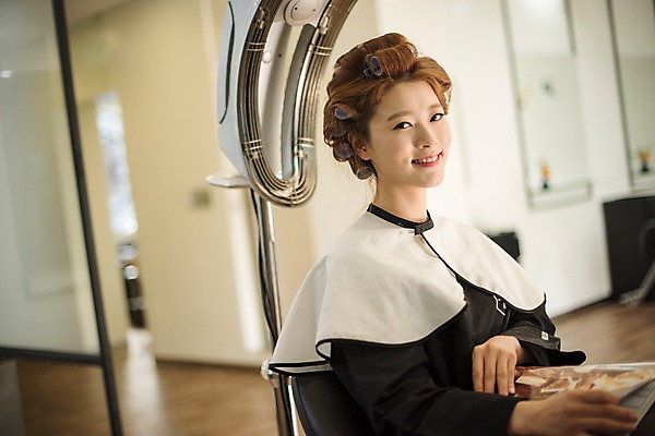 포토 JPG 우먼라이프 응시 여자 실내 한명 웃음 앉기 상반신 20대 성인 옆모습 아웃포커스 뷰티 기계 한국인 파마 잡지 미용실 헤어롤 머리손질 성인여자한명만 가온기 국내포토 1 라이프스타일 헤어스타일 시선 뷰포인트 모션 촬영기법 표정 사람 동양인 청년 내부 간행물 미용용품 뷰티샵 여자한명만 성인여자만 파일형식