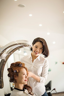 포토 JPG 우먼라이프 응시 여자 실내 서기 웃음 앉기 상반신 20대 성인 두명 앞모습 옆모습 뷰티 기계 한국인 파마 미용실 미용사 헤어롤 머리손질 성인여자만 가온기 국내포토 직업 라이프스타일 헤어스타일 시선 뷰포인트 모션 표정 사람 동양인 청년 내부 미용용품 뷰티샵 여자만 성인만 파일형식