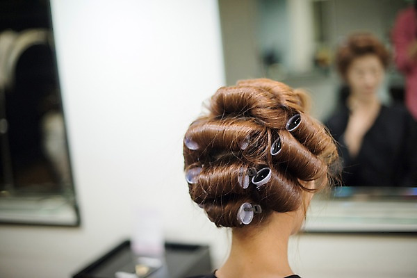 포토 JPG 우먼라이프 응시 여자 실내 한명 웃음 앉기 상반신 20대 성인 뒷모습 아웃포커스 뷰티 한국인 파마 미용실 헤어롤 머리손질 성인여자한명만 국내포토 1 라이프스타일 헤어스타일 시선 뷰포인트 모션 촬영기법 표정 사람 동양인 청년 내부 미용용품 뷰티샵 여자한명만 성인여자만 파일형식