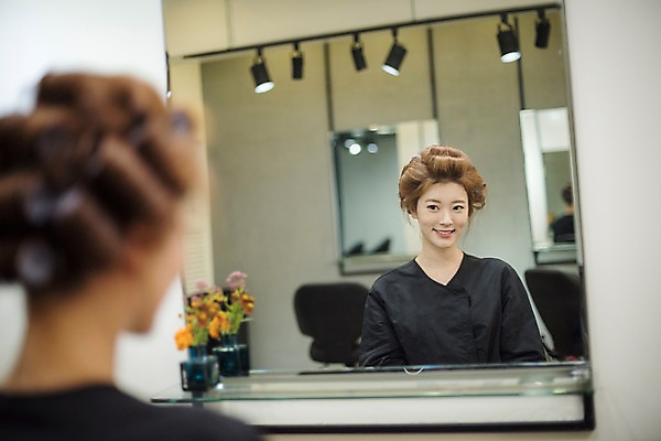 포토 JPG 우먼라이프 응시 여자 실내 한명 웃음 앉기 상반신 20대 성인 옆모습 아웃포커스 뷰티 거울 한국인 파마 미용실 헤어롤 머리손질 성인여자한명만 국내포토 1 라이프스타일 헤어스타일 시선 뷰포인트 모션 촬영기법 표정 사람 동양인 청년 내부 미용용품 뷰티샵 여자한명만 성인여자만 파일형식