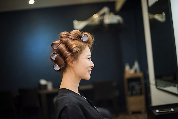 포토 JPG 우먼라이프 응시 여자 실내 한명 웃음 앉기 상반신 20대 성인 옆모습 아웃포커스 뷰티 한국인 파마 미용실 헤어롤 머리손질 성인여자한명만 국내포토 1 라이프스타일 헤어스타일 시선 뷰포인트 모션 촬영기법 표정 사람 동양인 청년 내부 미용용품 뷰티샵 여자한명만 성인여자만 파일형식