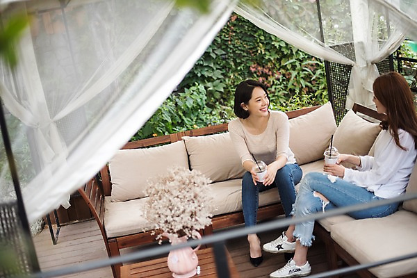 포토 JPG 주간 전신 우먼라이프 응시 여자 여유 커피 휴식 대화 웃음 앉기 20대 성인 야외 두명 앞모습 옆모습 아웃포커스 친구 소파 꽃병 카페 한국인 커튼 편안함 야외테이블 성인여자만 국내포토 자연요소 라이프스타일 시선 꽃 감정 음료 뷰포인트 컨셉 의자 관계 모션 탁자 촬영기법 표정 말하기 사람 동양인 청년 상점 감각 여자만 성인만 파일형식