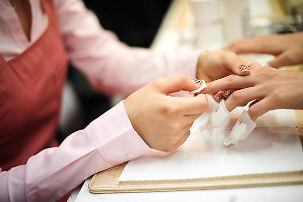 포토 JPG 우먼라이프 여자 실내 앉기 상반신 20대 성인 두명 옆모습 신체부위 한국인 손톱관리 네일아트 손톱 매니큐어 네일샵 손관리 성인여자만 국내포토 라이프스타일 손 뷰포인트 모션 관리 사람 동양인 청년 내부 뷰티 상점 화장품 여자만 성인만 파일형식