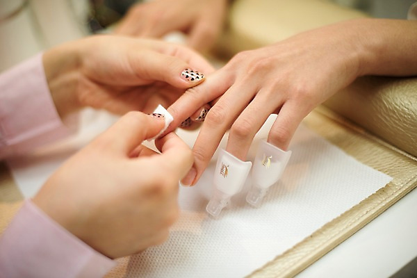 포토 JPG 우먼라이프 여자 실내 앉기 상반신 20대 성인 두명 신체부위 한국인 손톱관리 네일아트 손톱 매니큐어 네일샵 손관리 성인여자만 국내포토 라이프스타일 손 모션 관리 사람 동양인 청년 내부 뷰티 상점 화장품 여자만 성인만 파일형식