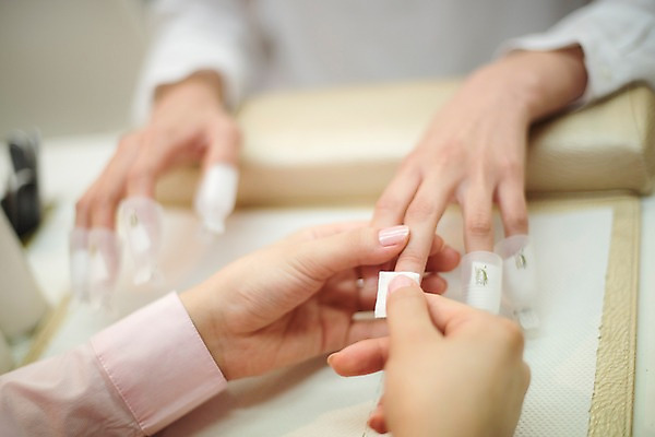 포토 JPG 우먼라이프 여자 실내 앉기 20대 성인 두명 신체부위 한국인 손톱관리 네일아트 손톱 매니큐어 네일샵 손관리 성인여자만 국내포토 라이프스타일 손 모션 관리 사람 동양인 청년 내부 뷰티 상점 화장품 여자만 성인만 파일형식