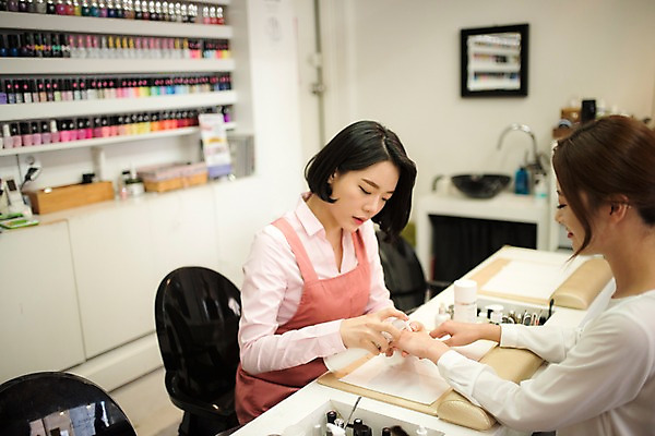 포토 JPG 우먼라이프 여자 실내 앉기 상반신 20대 성인 두명 옆모습 아웃포커스 한국인 손톱관리 네일아트 손톱 진열장 매니큐어 네일샵 손관리 성인여자만 국내포토 라이프스타일 손 뷰포인트 모션 촬영기법 관리 사람 동양인 청년 내부 뷰티 상점 화장품 여자만 성인만 파일형식