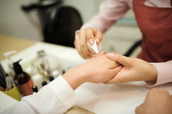 포토 JPG 우먼라이프 손 여자 실내 앉기 상반신 20대 성인 두명 앞모습 신체부위 한국인 손톱관리 네일아트 매니큐어 바르기 로션 네일샵 손관리 성인여자만 국내포토 라이프스타일 뷰포인트 모션 관리 사람 동양인 청년 내부 뷰티 상점 화장품 여자만 성인만 파일형식