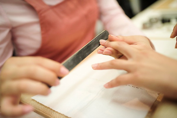 포토 JPG 우먼라이프 여자 실내 앉기 상반신 20대 성인 두명 앞모습 아웃포커스 신체부위 한국인 손톱관리 네일아트 손톱 매니큐어 네일샵 손톱버퍼 손관리 성인여자만 국내포토 라이프스타일 손 뷰포인트 모션 촬영기법 관리 사람 동양인 청년 내부 뷰티 상점 화장품 미용용품 여자만 성인만 파일형식