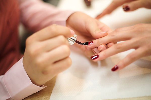 포토 JPG 우먼라이프 여자 실내 앉기 상반신 20대 성인 두명 아웃포커스 신체부위 한국인 손톱관리 네일아트 손톱 매니큐어 바르기 네일샵 매니큐어바르기 손관리 성인여자만 국내포토 라이프스타일 손 모션 촬영기법 관리 사람 동양인 청년 내부 뷰티 상점 화장품 여자만 성인만 파일형식