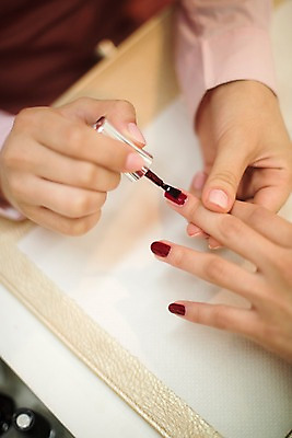 포토 JPG 우먼라이프 여자 실내 앉기 상반신 20대 성인 두명 신체부위 한국인 손톱관리 네일아트 손톱 매니큐어 바르기 네일샵 매니큐어바르기 손관리 성인여자만 국내포토 라이프스타일 손 모션 관리 사람 동양인 청년 내부 뷰티 상점 화장품 여자만 성인만 파일형식