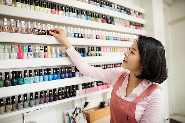 포토 JPG 우먼라이프 여자 실내 한명 서기 미소 상반신 20대 성인 옆모습 한국인 네일아트 진열장 매니큐어 네일샵 성인여자한명만 국내포토 1 라이프스타일 뷰포인트 모션 표정 사람 동양인 청년 내부 뷰티 상점 화장품 여자한명만 성인여자만 파일형식