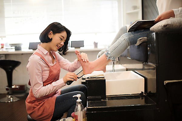 포토 JPG 우먼라이프 응시 여자 발 실내 웃음 앉기 상반신 20대 성인 두명 옆모습 신체부위 뷰티 한국인 하반신 네일샵 발관리 페디큐어 성인여자만 국내포토 라이프스타일 시선 뷰포인트 모션 표정 사람 동양인 청년 내부 상점 여자만 성인만 파일형식