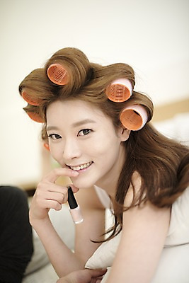 포토 JPG 우먼라이프 손 응시 여자 엎드리기 실내 한명 웃음 들기 상반신 20대 성인 앞모습 뷰티 한국인 침대 매니큐어 헤어롤 손관리 성인여자한명만 국내포토 1 라이프스타일 시선 뷰포인트 가구 모션 표정 관리 사람 동양인 청년 내부 신체부위 화장품 미용용품 여자한명만 성인여자만 파일형식