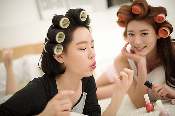 포토 JPG 우먼라이프 손 응시 여자 엎드리기 건조 실내 웃음 상반신 20대 성인 두명 앞모습 옆모습 친구 뷰티 한국인 침대 불기 매니큐어 헤어롤 손관리 성인여자만 국내포토 라이프스타일 시선 뷰포인트 가구 관계 모션 표정 관리 사람 동양인 청년 내부 신체부위 화장품 미용용품 여자만 성인만 파일형식