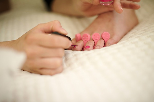 포토 라이프스타일 가구 모션 사람 동양인 청년 내부 신체부위 화장품 피부관리 여자만 성인만 파일형식 바르기 JPG 손 여자 발 실내 성인 두명 뷰티 침대 매니큐어 발관리 성인여자만 우먼라이프 한국인 20대 풋케어 국내포토