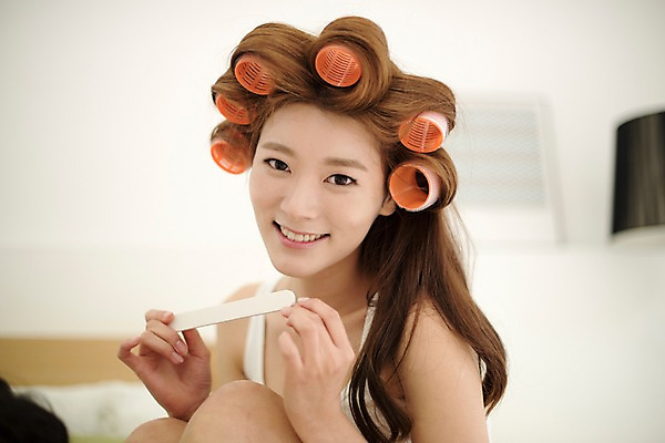 포토 1 라이프스타일 시선 뷰포인트 모션 표정 사람 동양인 청년 내부 미용용품 여자한명만 성인여자만 파일형식 뷰티 미소 JPG 응시 여자 실내 한명 앉기 상반신 성인 앞모습 헤어롤 성인여자한명만 우먼라이프 한국인 20대 국내포토