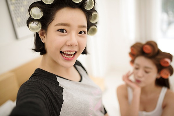 포토 JPG 우먼라이프 응시 여자 실내 웃음 앉기 상반신 20대 성인 두명 앞모습 아웃포커스 친구 뷰티 한국인 침대 셀프카메라 헤어롤 성인여자만 국내포토 라이프스타일 시선 뷰포인트 가구 관계 모션 촬영기법 표정 사람 동양인 청년 내부 사진촬영 미용용품 여자만 성인만 파일형식