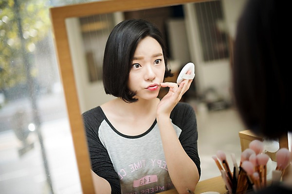 포토 JPG 우먼라이프 응시 여자 실내 한명 앉기 상반신 20대 성인 앞모습 뒷모습 화장 뷰티 거울 한국인 집중 화장대 성인여자한명만 국내포토 1 라이프스타일 시선 뷰포인트 가구 컨셉 모션 사람 동양인 청년 내부 여자한명만 성인여자만 파일형식