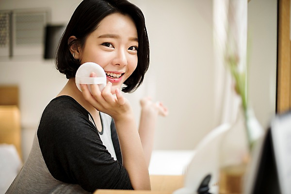 포토 JPG 우먼라이프 응시 여자 실내 한명 웃음 앉기 상반신 20대 성인 옆모습 화장 뷰티 거울 한국인 퍼프 화장대 성인여자한명만 국내포토 1 라이프스타일 시선 뷰포인트 가구 모션 표정 사람 동양인 청년 내부 여자한명만 성인여자만 파일형식