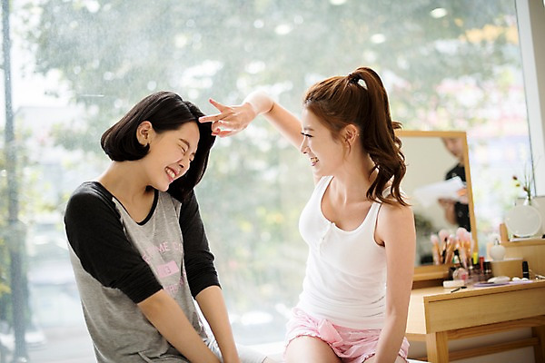 포토 JPG 우먼라이프 응시 여자 장난 실내 웃음 앉기 상반신 20대 성인 두명 옆모습 친구 한국인 벌칙 성인여자만 국내포토 라이프스타일 시선 뷰포인트 관계 모션 표정 사람 동양인 청년 내부 여자만 성인만 파일형식