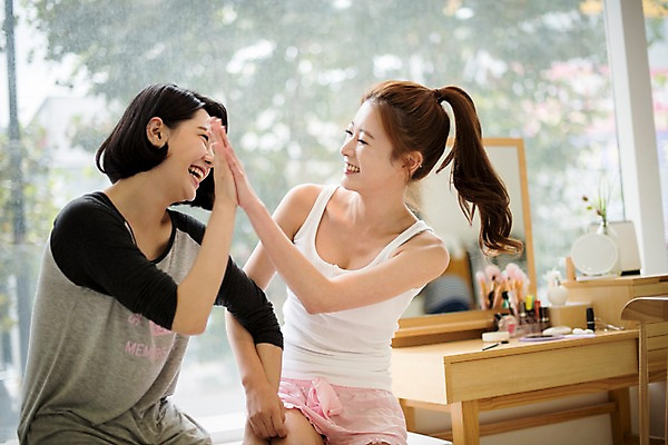 포토 JPG 우먼라이프 응시 여자 장난 실내 웃음 앉기 상반신 20대 성인 두명 옆모습 친구 한국인 하이파이브 성인여자만 국내포토 라이프스타일 시선 뷰포인트 관계 모션 표정 사람 동양인 손짓 청년 내부 여자만 성인만 파일형식