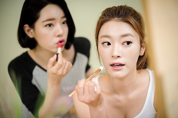 포토 JPG 우먼라이프 응시 여자 실내 웃음 상반신 20대 성인 두명 앞모습 아웃포커스 친구 화장 뷰티 거울 한국인 립스틱 바르기 화장대 립메이크업 메이크업브러쉬 성인여자만 국내포토 라이프스타일 시선 뷰포인트 가구 관계 모션 촬영기법 표정 사람 동양인 청년 내부 화장품 붓 여자만 성인만 파일형식