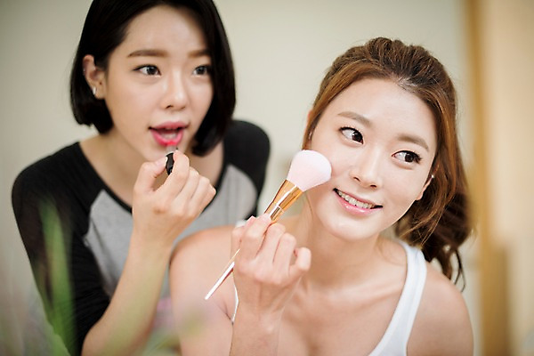 포토 JPG 우먼라이프 응시 여자 실내 웃음 상반신 20대 성인 두명 앞모습 친구 화장 뷰티 거울 한국인 립스틱 바르기 화장대 립메이크업 메이크업브러쉬 성인여자만 국내포토 라이프스타일 시선 뷰포인트 가구 관계 모션 표정 사람 동양인 청년 내부 화장품 붓 여자만 성인만 파일형식