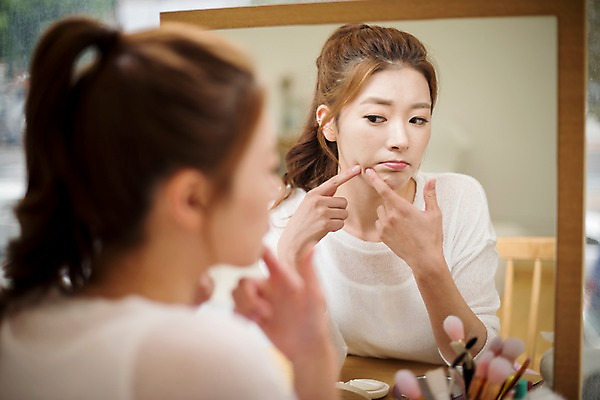 포토 JPG 우먼라이프 여자 실내 한명 앉기 상반신 20대 성인 앞모습 뒷모습 아웃포커스 뷰티 거울 만지기 한국인 피부 고민 화장대 여드름 성인여자한명만 국내포토 1 라이프스타일 감정 뷰포인트 가구 모션 촬영기법 사람 동양인 청년 내부 신체부위 여자한명만 성인여자만 파일형식