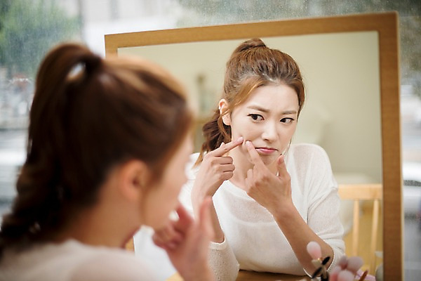 포토 JPG 우먼라이프 여자 실내 한명 앉기 상반신 20대 성인 앞모습 뒷모습 아웃포커스 뷰티 거울 만지기 한국인 피부 고민 화장대 여드름 성인여자한명만 국내포토 1 라이프스타일 감정 뷰포인트 가구 모션 촬영기법 사람 동양인 청년 내부 신체부위 여자한명만 성인여자만 파일형식