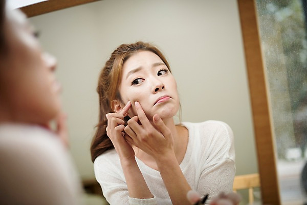 포토 JPG 우먼라이프 여자 실내 한명 앉기 상반신 20대 성인 옆모습 아웃포커스 뷰티 거울 만지기 한국인 피부 고민 화장대 여드름 성인여자한명만 국내포토 1 라이프스타일 감정 뷰포인트 가구 모션 촬영기법 사람 동양인 청년 내부 신체부위 여자한명만 성인여자만 파일형식