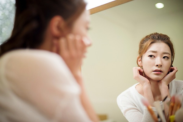 포토 JPG 우먼라이프 응시 여자 실내 한명 앉기 상반신 20대 성인 옆모습 아웃포커스 뷰티 거울 한국인 고민 화장대 성인여자한명만 국내포토 1 라이프스타일 시선 감정 뷰포인트 가구 모션 촬영기법 사람 동양인 청년 내부 여자한명만 성인여자만 파일형식