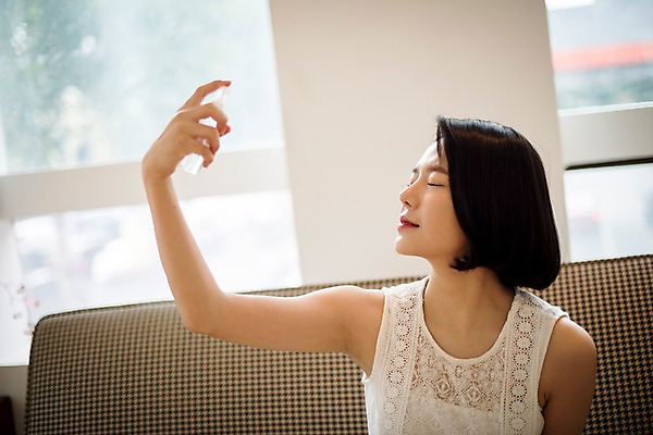 포토 JPG 우먼라이프 여자 거실 실내 한명 앉기 상반신 20대 성인 옆모습 소파 뷰티 눈감음 한국인 뿌리기 미스트 성인여자한명만 국내포토 1 라이프스타일 뷰포인트 의자 모션 사람 동양인 청년 내부 화장품 여자한명만 성인여자만 파일형식