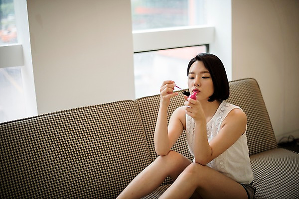 포토 JPG 우먼라이프 응시 여자 거실 실내 한명 앉기 상반신 20대 성인 앞모습 소파 뷰티 한국인 매니큐어 바르기 매니큐어바르기 성인여자한명만 국내포토 1 라이프스타일 시선 뷰포인트 의자 모션 사람 동양인 청년 내부 화장품 여자한명만 성인여자만 파일형식