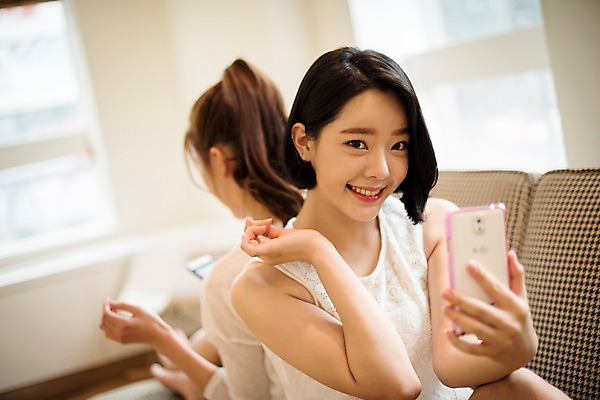 포토 JPG 우먼라이프 응시 여자 실내 웃음 앉기 상반신 20대 성인 두명 앞모습 뒷모습 친구 스마트폰 한국인 등맞대기 셀프카메라 즐거움 성인여자만 국내포토 라이프스타일 시선 감정 뷰포인트 관계 모션 표정 사람 동양인 청년 내부 핸드폰 스마트기기 사진촬영 여자만 성인만 파일형식