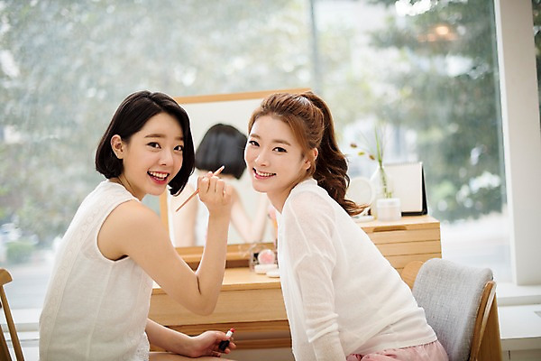 포토 JPG 우먼라이프 응시 여자 실내 웃음 앉기 상반신 20대 성인 두명 옆모습 아웃포커스 친구 화장 뷰티 거울 한국인 화장대 성인여자만 국내포토 라이프스타일 시선 뷰포인트 가구 관계 모션 촬영기법 표정 사람 동양인 청년 내부 여자만 성인만 파일형식