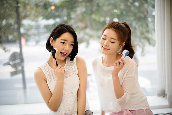 포토 JPG 우먼라이프 여자 실내 앉기 상반신 20대 성인 두명 앞모습 친구 뷰티 눈감음 한국인 메이크업브러쉬 성인여자만 국내포토 라이프스타일 뷰포인트 관계 모션 사람 동양인 청년 내부 붓 여자만 성인만 파일형식