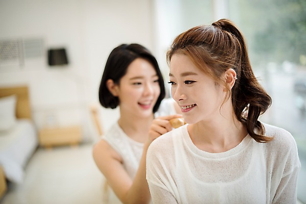 포토 JPG 우먼라이프 여자 실내 미소 앉기 상반신 20대 성인 두명 앞모습 친구 한국인 성인여자만 국내포토 라이프스타일 뷰포인트 관계 모션 표정 사람 동양인 청년 내부 여자만 성인만 파일형식