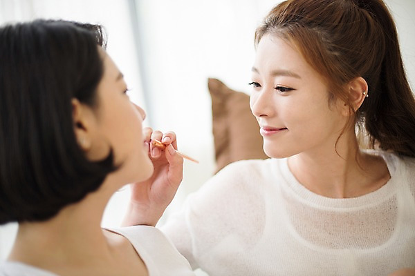 포토 JPG 우먼라이프 응시 여자 실내 웃음 상반신 20대 성인 두명 옆모습 친구 화장 뷰티 한국인 립스틱 바르기 립메이크업 성인여자만 국내포토 라이프스타일 시선 뷰포인트 관계 모션 표정 사람 동양인 청년 내부 화장품 여자만 성인만 파일형식