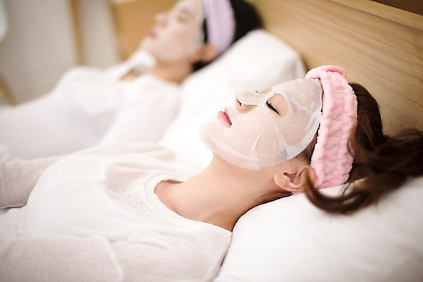 포토 JPG 우먼라이프 여자 실내 상반신 20대 성인 두명 옆모습 아웃포커스 친구 눕기 뷰티 눈감음 한국인 피부관리 마스크팩 성인여자만 국내포토 라이프스타일 뷰포인트 관계 모션 촬영기법 사람 동양인 청년 내부 팩 여자만 성인만 파일형식