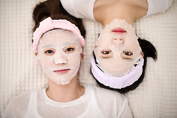 포토 JPG 우먼라이프 응시 여자 실내 웃음 상반신 20대 성인 두명 앞모습 친구 하이앵글 눕기 뷰티 한국인 피부관리 마스크팩 성인여자만 국내포토 라이프스타일 시선 뷰포인트 관계 모션 표정 사람 동양인 청년 내부 팩 여자만 성인만 파일형식