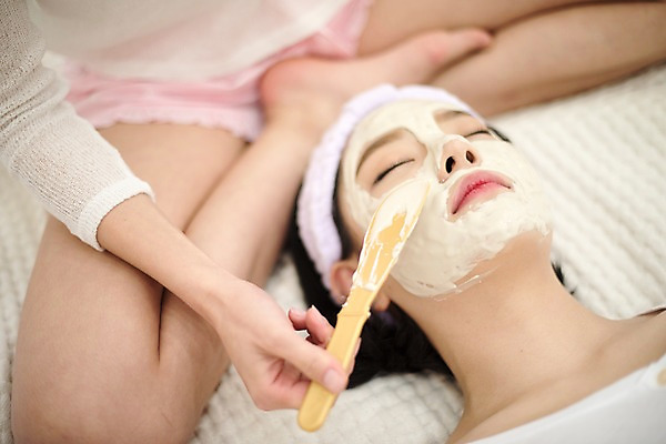 포토 JPG 우먼라이프 여자 얼굴 실내 앉기 상반신 20대 성인 두명 앞모습 신체부위 친구 눕기 뷰티 눈감음 한국인 하반신 피부관리 바르기 팩 천연팩 성인여자만 국내포토 라이프스타일 뷰포인트 관계 모션 사람 동양인 청년 내부 화장품 여자만 성인만 파일형식