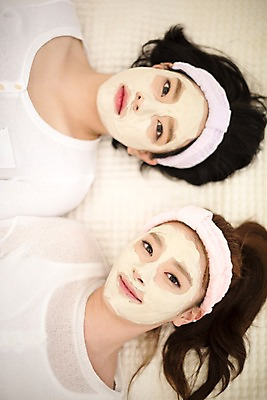 포토 JPG 우먼라이프 응시 여자 실내 웃음 상반신 20대 성인 두명 앞모습 친구 하이앵글 눕기 뷰티 한국인 피부관리 팩 천연팩 성인여자만 국내포토 라이프스타일 시선 뷰포인트 관계 모션 표정 사람 동양인 청년 내부 화장품 여자만 성인만 파일형식