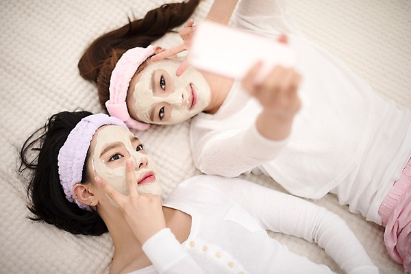 포토 JPG 우먼라이프 응시 여자 실내 웃음 상반신 20대 성인 두명 앞모습 아웃포커스 친구 눕기 뷰티 한국인 셀프카메라 피부관리 팩 천연팩 성인여자만 국내포토 라이프스타일 시선 뷰포인트 관계 모션 촬영기법 표정 사람 동양인 청년 내부 사진촬영 화장품 여자만 성인만 파일형식