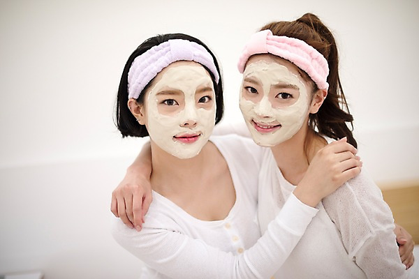 포토 JPG 우먼라이프 응시 여자 실내 미소 앉기 상반신 20대 성인 두명 앞모습 친구 뷰티 한국인 피부관리 팩 천연팩 성인여자만 국내포토 라이프스타일 시선 뷰포인트 관계 모션 표정 사람 동양인 청년 내부 화장품 여자만 성인만 파일형식