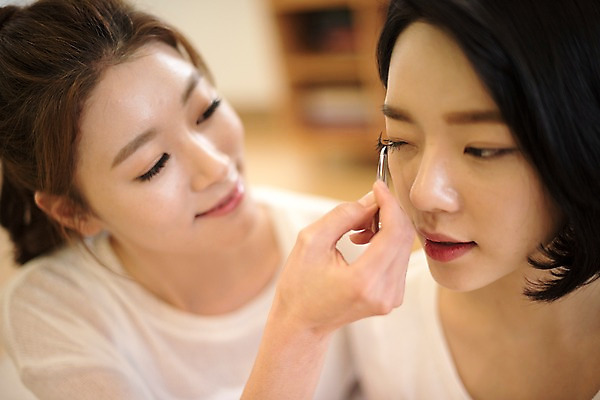 포토 JPG 우먼라이프 응시 여자 실내 상반신 20대 성인 두명 앞모습 신체부위 친구 뷰티 한국인 붙이기 인조속눈썹 성인여자만 국내포토 라이프스타일 시선 뷰포인트 관계 모션 사람 동양인 청년 내부 속눈썹 여자만 성인만 파일형식