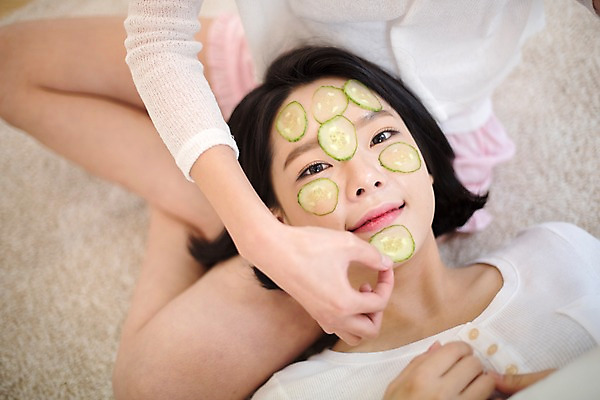 포토 JPG 우먼라이프 응시 여자 오이 실내 웃음 앉기 상반신 20대 성인 두명 앞모습 아웃포커스 신체부위 친구 눕기 뷰티 한국인 즐거움 피부관리 오이팩 성인여자만 국내포토 라이프스타일 시선 감정 뷰포인트 채소 관계 모션 촬영기법 표정 사람 동양인 청년 내부 팩 여자만 성인만 파일형식